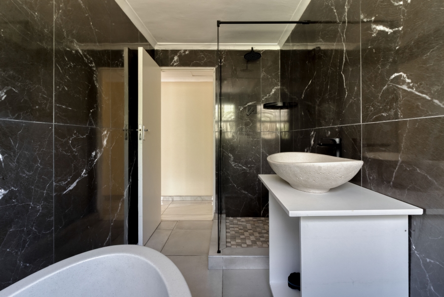 4 Bedroom Property for Sale in Mountainside Western Cape